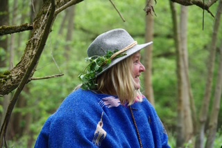 Saskia mit Kräuterkranz im Wald